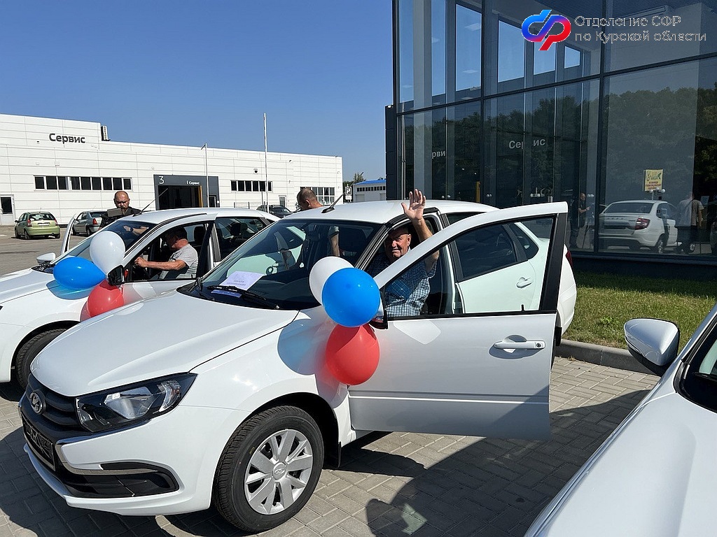 Трое курян, пострадавших на производстве, получили автомобили от регионального Отделения Социального фонда России.