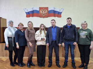 Сегодня глава Поныровского района Торубаров В.С. вручил ключи от квартир гражданам из числа детей-сирот..