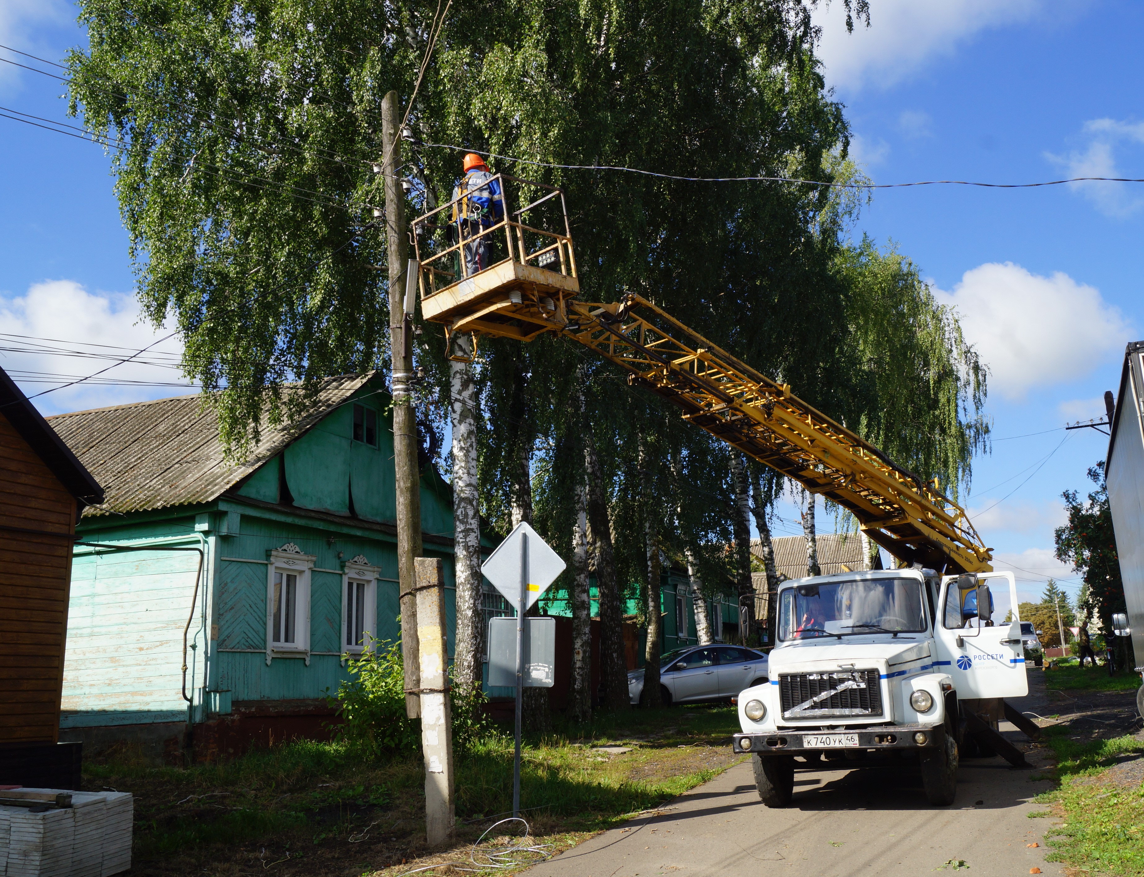 Курские энергетики восстановили нарушенное непогодой электроснабжение потребителей в основной сети 6-10 кВ.