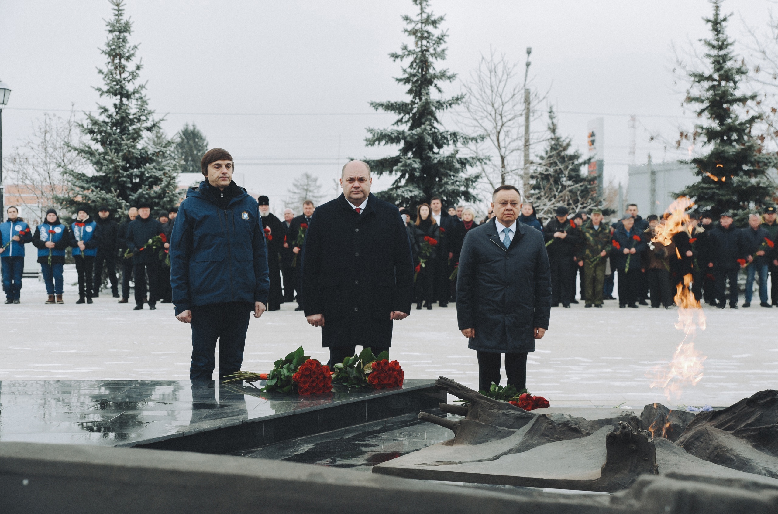 В Курске возложили цветы к Вечному огню в День Неизвестного Солдата.