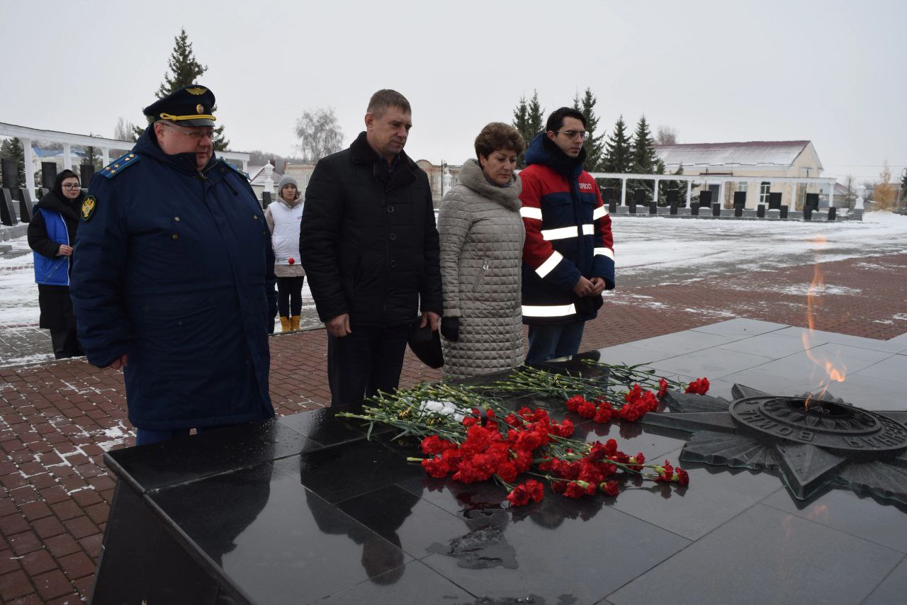 В день Героев Отечества возложили цветы.