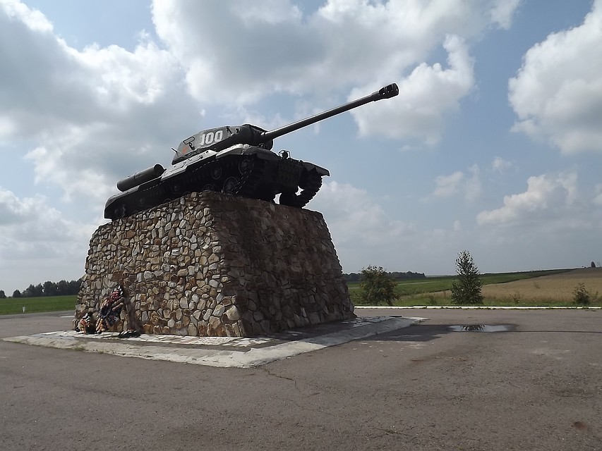 Памятный знак в честь воинов 19-го Краснознаменского танкового корпуса..